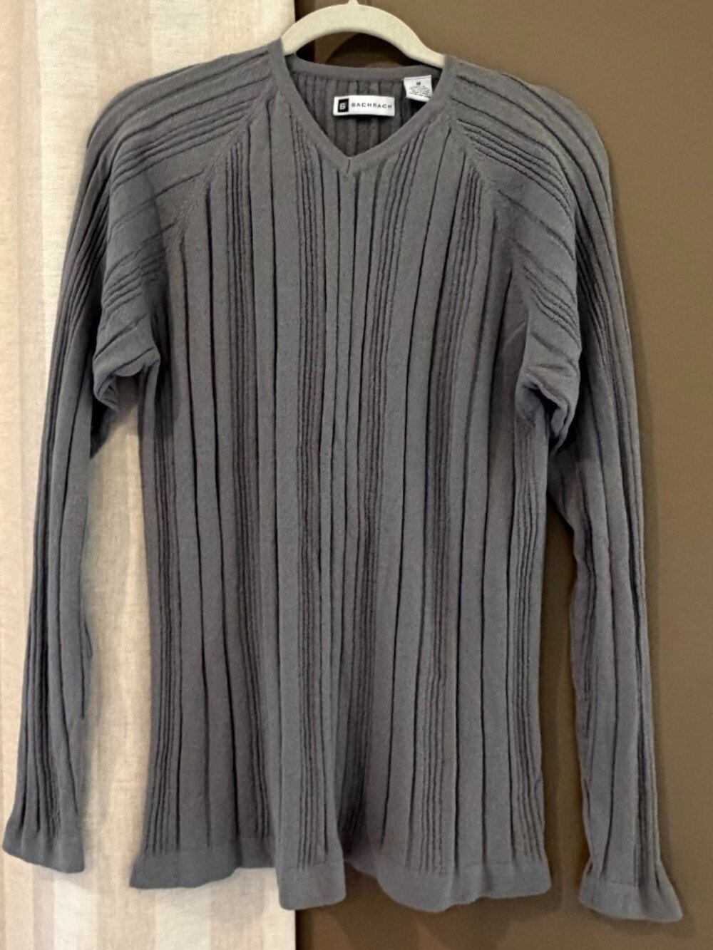 Bachrach Gray Ribbed Form Fitting V-Neck Long Sleeve Sweater, Size Medium